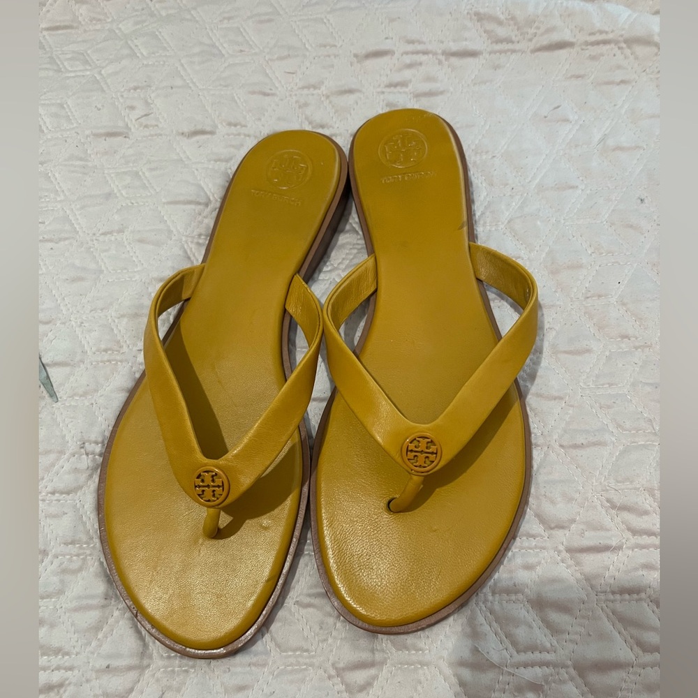 Tory Burch size 8 mustard color like new